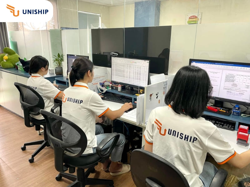 Đội ngũ Uniship Logistics hỗ trợ khách hàng