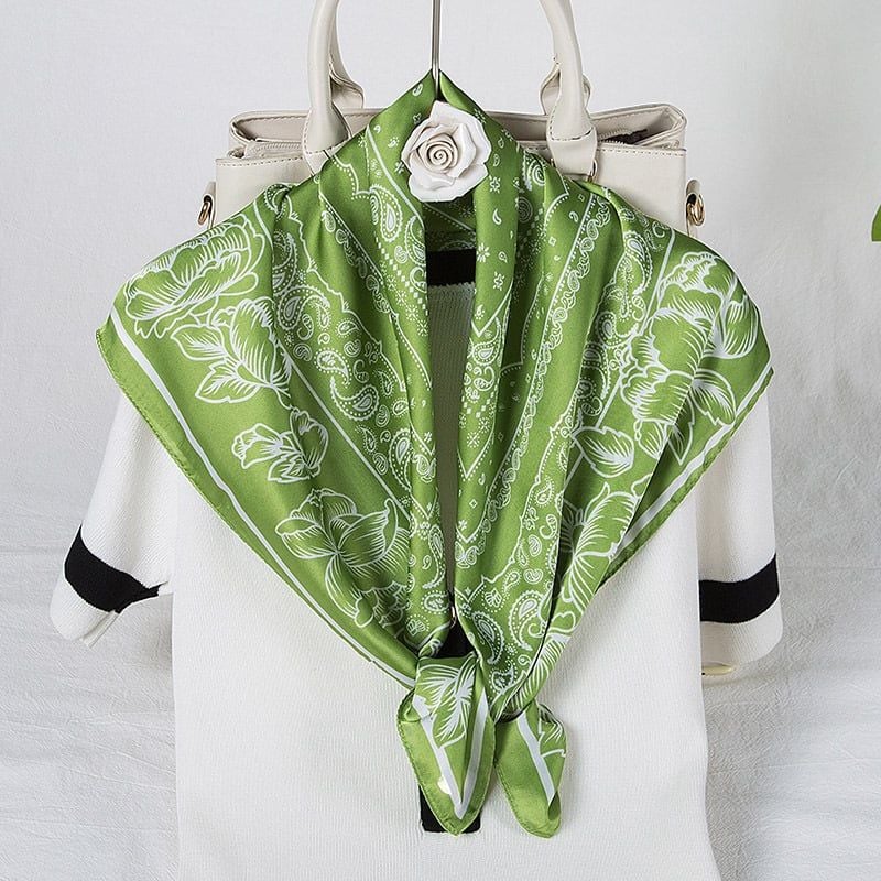 Khăn Lụa Phối Họa Tiết Vintage – Thanh Lịch Và Nữ Tính Khăn Lụa Phối Họa Tiết Vintage – Thanh Lịch Và Nữ Tính
