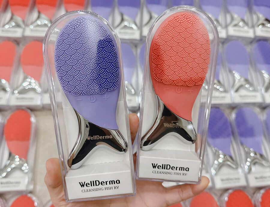 Wellderma Cleansing Fish là máy rửa mặt Trung Quốc nội địa quốc dân có thiết kế hình con cá tiện lợi, giúp làm sạch sâu vùng khó tiếp cận như cánh mũi và cằm. Wellderma Cleansing Fish là máy rửa mặt Trung Quốc nội địa quốc dân có thiết kế hình con cá tiện lợi, giúp làm sạch sâu vùng khó tiếp cận như cánh mũi và cằm.