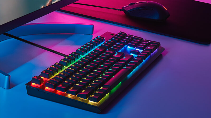 Corsair là thương hiệu quen thuộc với cộng đồng game thủ. Các mẫu bàn phím giá rẻ của hãng tập trung vào dải LED đẹp mắt và cảm giác gõ chắc tay.