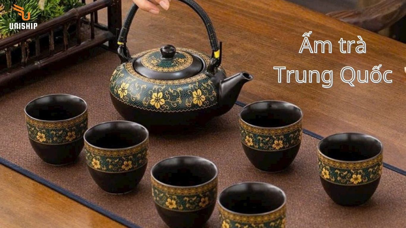 Ấm pha trà Trung Quốc chạm khắc chữ cổ tinh xảo, mang đậm dấu ấn thời gian và vẻ đẹp tri thức trà đạo xưa.