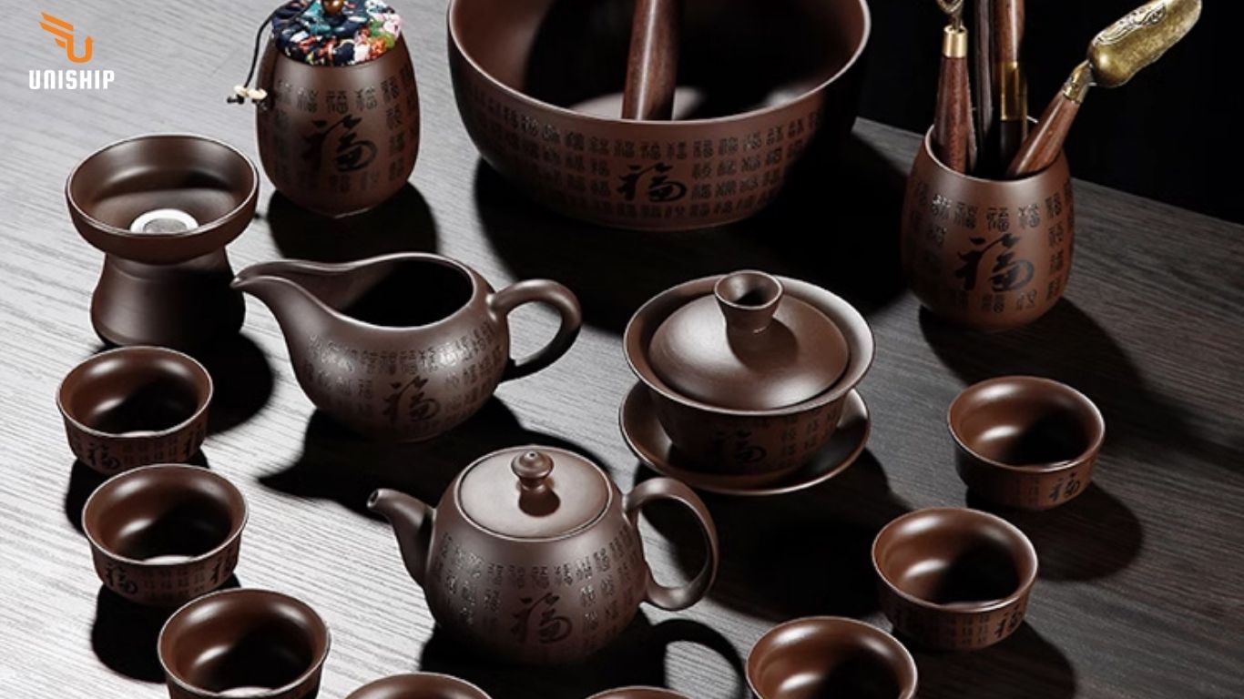 Ấm pha trà Trung Quốc chạm khắc chữ cổ tinh xảo, mang đậm dấu ấn thời gian và vẻ đẹp tri thức trà đạo xưa.