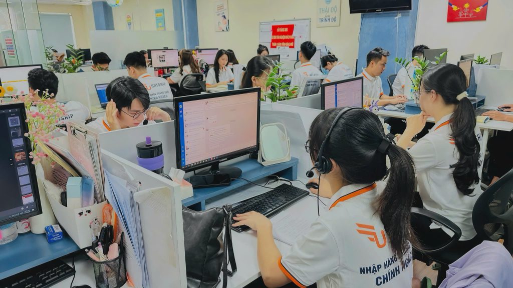 Đội ngũ nhân sự Uniship Logistics luôn sẵn sàng hỗ trợ doanh nghiệp nhập khẩu máy sấy tóc