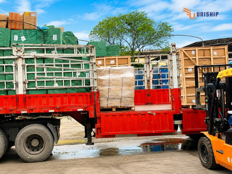 Khung cảnh bốc xếp hàng hoá tại Uniship