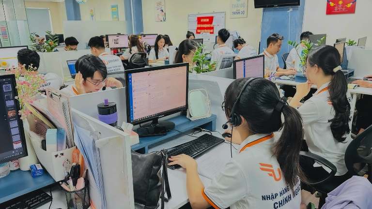 đội ngũ tư vấn viên tại Uniship Logistics hỗ trợ khách hàng