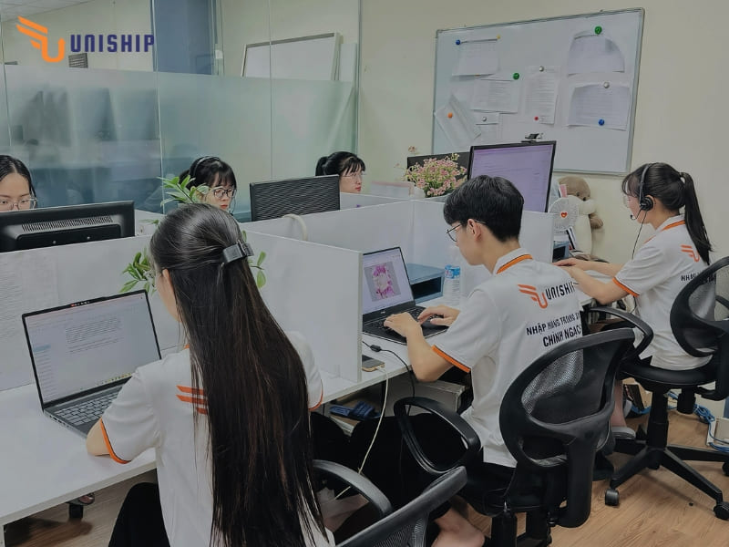 Đội ngũ CSKH của Uniship Logistics luôn sẵn sàng hỗ trợ doanh nghiệp nhập khẩu bình giữ nhiệt từ Trung Quốc về Việt Nam