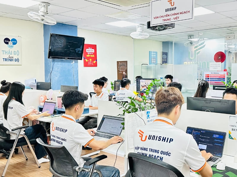 Đội ngũ Uniship hỗ trợ khách hàng Order Taobao về Hà Nội