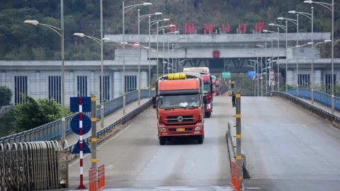 Khi hàng về đến Việt Nam, bên vận chuyển có giao tận nhà không hay tôi phải ra kho lấy?